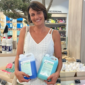 Clienta de EcoBlue con productos de recarga en la tienda