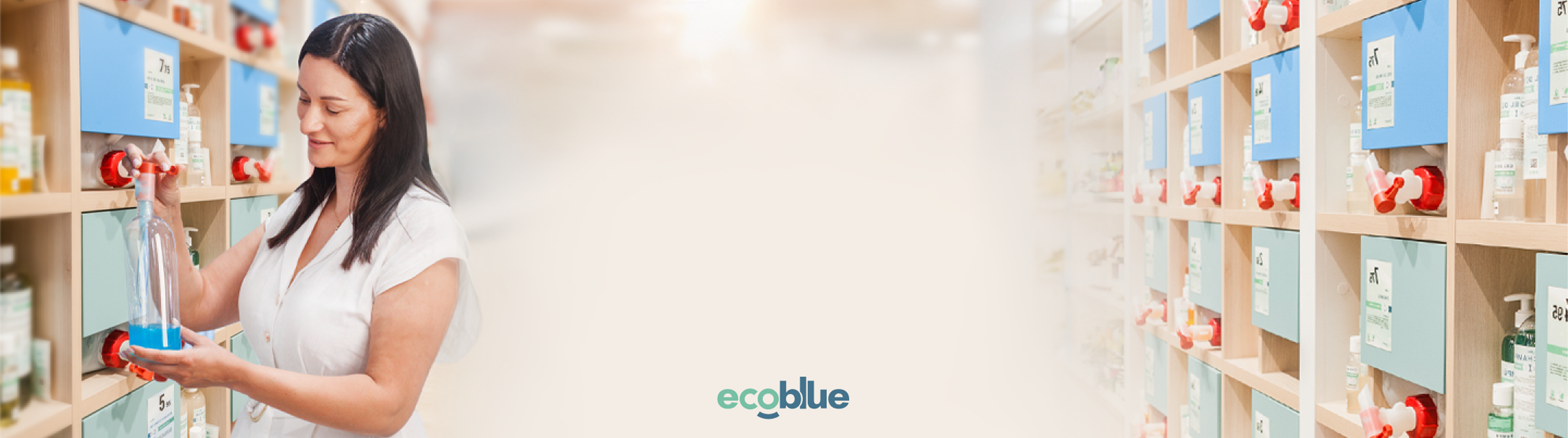 Persona rellenando un envase en la tienda EcoBlue