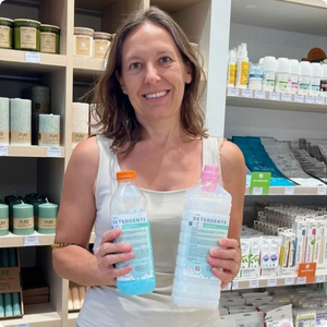 Clienta mostrando dos detergentes de recarga en EcoBlue