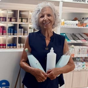 Clienta con productos reutilizables en la tienda EcoBlue