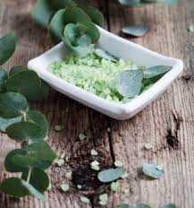 Sal de baño con aceite esencial de eucalipto